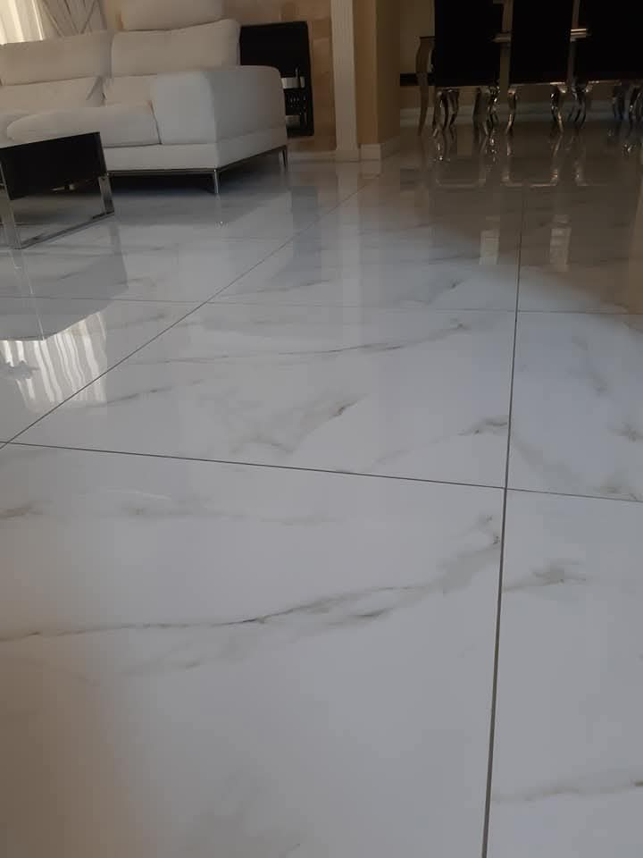Finished renovation with high-gloss marble-look floor tiles